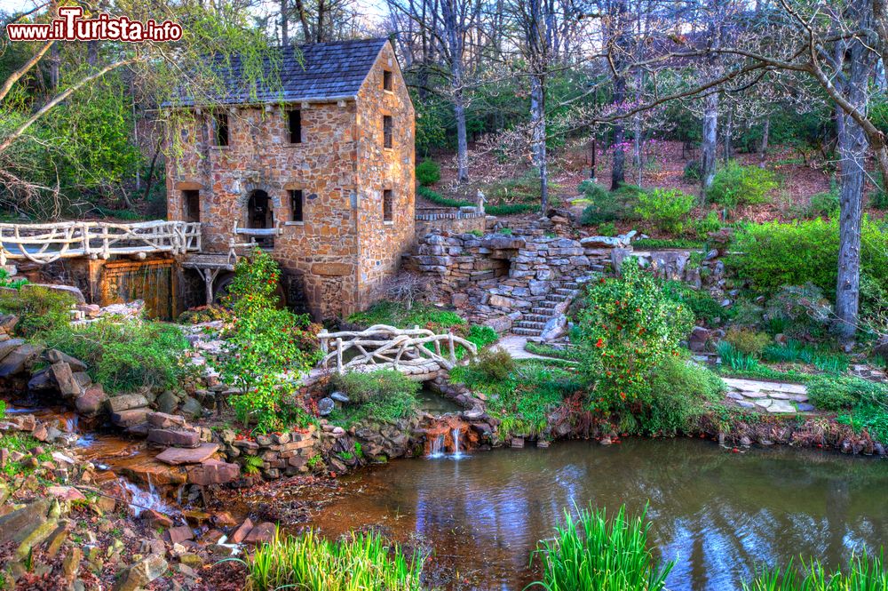 Immagine L'Old Mill Replica a Little Rock, Arkansas (USA). L'edificio fu ripreso nel film del 1938 Via col Vento.