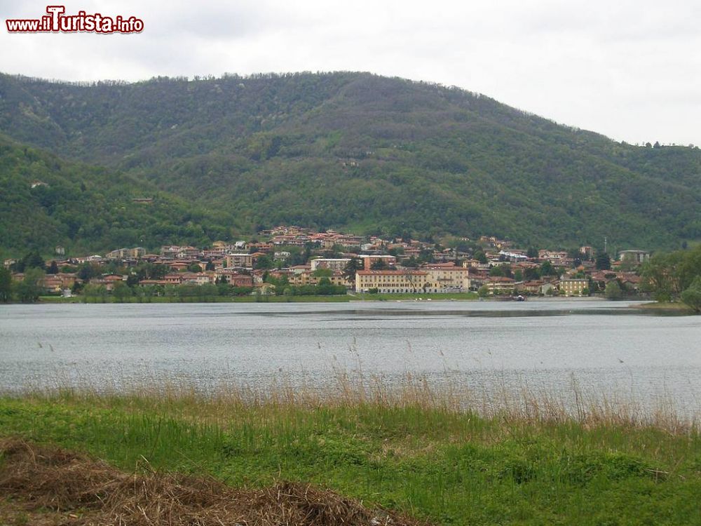 Immagine Olginate e il suo lago formato dal fiume Adda a sud di Lecco, Lombardia - © Croberto68, CC BY 3.0, Wikipedia