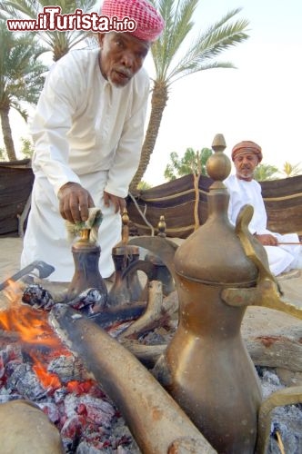 Immagine Il tè nel deserto fa parte delle tradizioni dell'Oman - Copyright Ufficio del Turismo del Sultanato dell'Oman