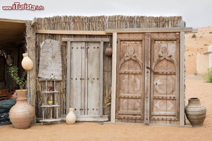 Immagine Campo di nomadi beduini nel deserto a Wahiba Sands in Oman - © Wolfgang Zwanzger / Shutterstock.com