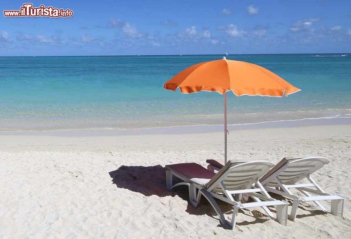 Immagine Ombrellone e lettini sulla spiaggia di Mont Choisy, Mauritius (Oceano Indiano) - © isogood / Shutterstock.com