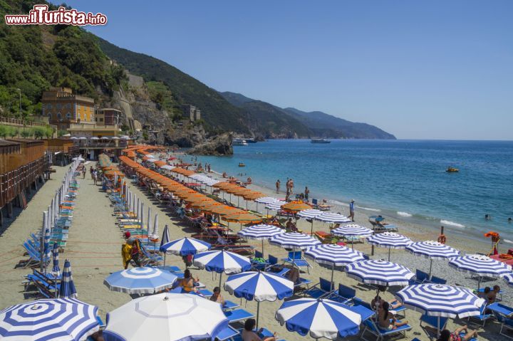 Immagine Ombrelloni a Monterosso al Mare, Liguria, Italia - La bella spiaggia di questa famosa località delle Cinque Terre, in provincia di La Spezia. Per chi ama gli scorci paesaggistici più autentici, questo tratto di costa ligure offre calette, arenili e insenature dove domina il silenzio e si può ascoltare il fruscio delle onde © ELEPHOTOS / Shutterstock.com