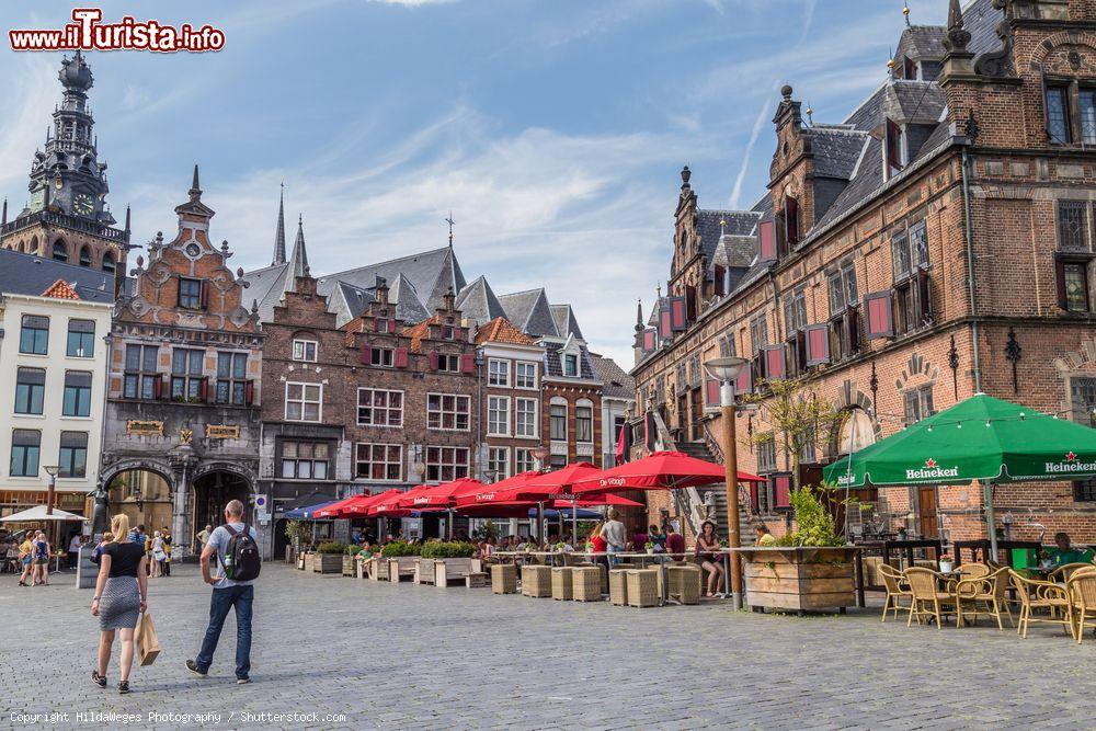 Immagine Ombrelloni colorati di bar all'aperto nel centro storico di Nijmegen, Olanda - © HildaWeges Photography / Shutterstock.com