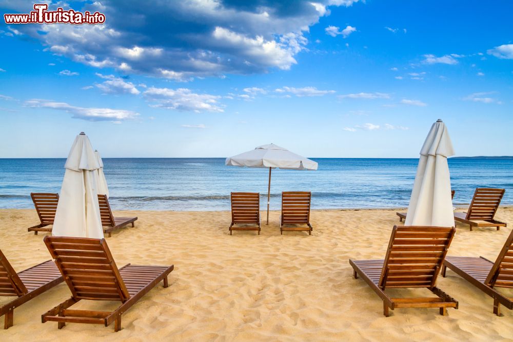 Immagine Ombrelloni e lettini da spiaggia nella baia di Kavatsi, Sozopol (Bulgaria).