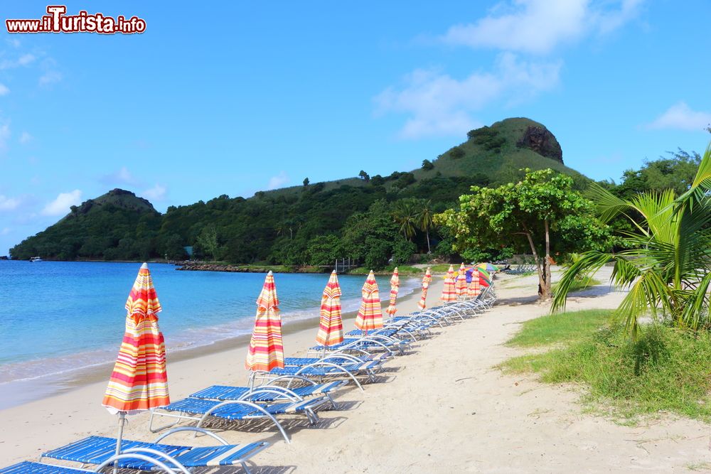 Immagine Ombrelloni e lettini sulla spiaggia di Pigeon Island a Saint Lucia, Caraibi. La storia dell'isola di Pigeon risale al 1550 quando il pirata francese soprannominato Gamba di Legno ne fece la sua base per attaccare i galeoni spagnoli.