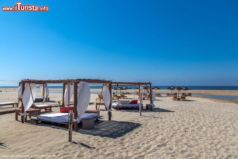 Immagine Ombrelloni e sdraio in una spiaggia di sabbia a Puerto Escondido, Messico - © LMspencer / Shutterstock.com