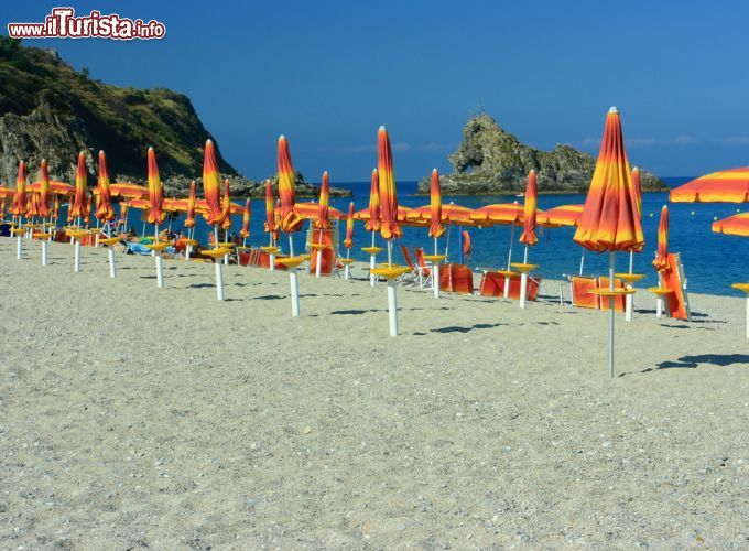 Immagine Ombrelloni e sdraio su una spiaggia di Palmi, Calabria - © 19024192 / Shutterstock.com