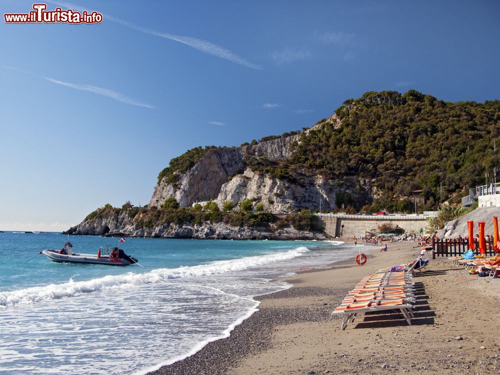 Immagine Ombrelloni e sdraio sulla spiaggia di Bergeggi, provincia di Savona, Liguria.