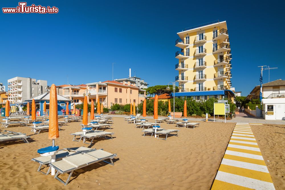 Immagine Ombrelloni e sdraio sulla spiaggia di Lido di Jesolo, nei pressi di Venezia, Veneto.