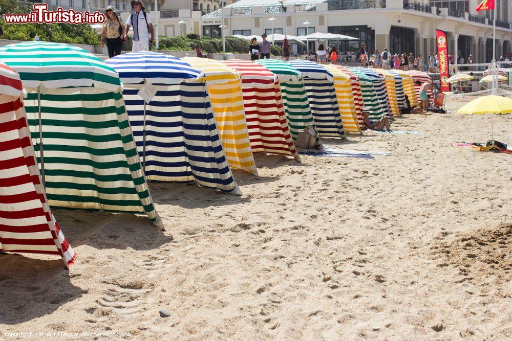 Immagine Ombrelloni e tende colorate su una spiaggia di Biarritz, Francia. Questa località, a sud-ovest del paese, ospita lunghe spiagge sabbiose e numerose scuole di surf - © Katya Liland / Shutterstock.com