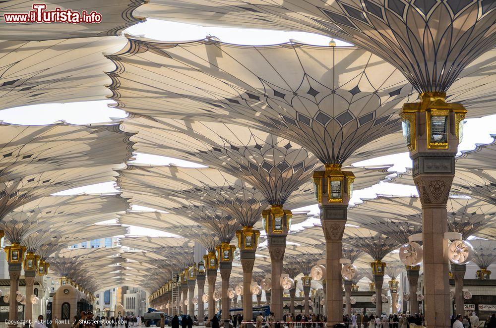 Immagine Ombrelloni elettrici alla moschea del Profeta a Medina, Arabia Saudita. Vengono aperti in estate e con la stagione calda per offrire ombra ai fedeli durante la preghiera - © Fitria Ramli / Shutterstock.com