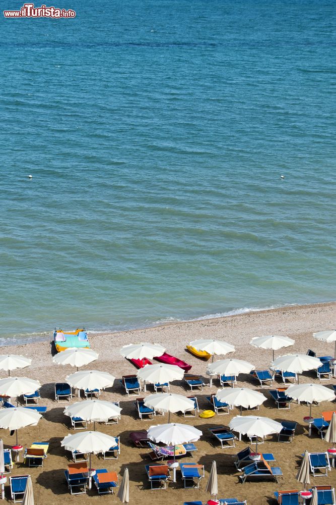 Immagine Ombrelloni sulla spiaggia di Marotta, sulla costa delle Marche.