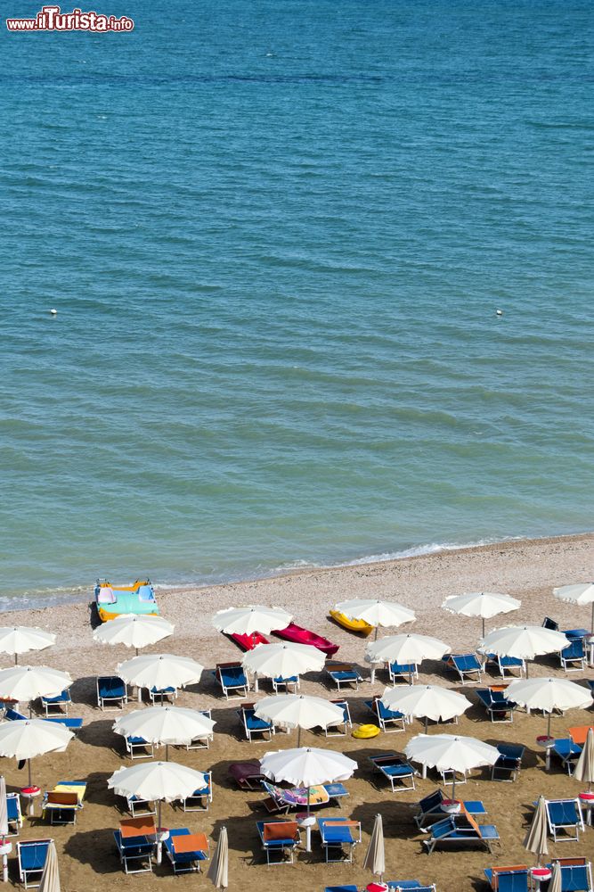 Immagine Ombrelloni sulla spiaggia di Marotta, sulla costa delle Marche.