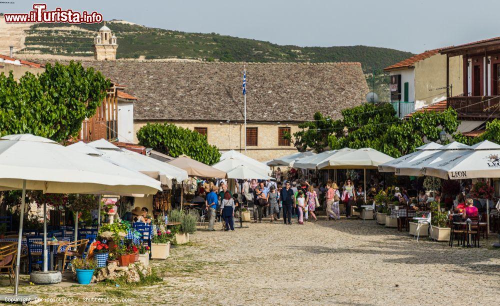 Immagine Omodos, Cipro: una piazzetta con ristoranti all'aperto affollata di turisti - © Chrispictures / Shutterstock.com