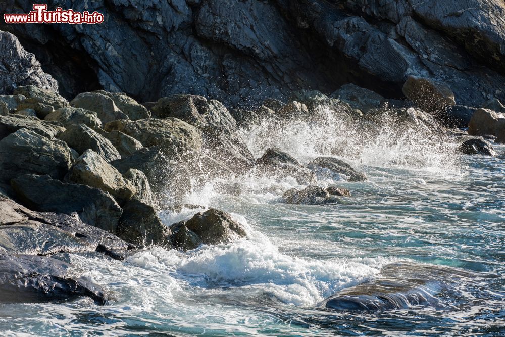 Immagine Onde del mare s'infrangono sulle rocce del litorale di Zoagli, Genova.