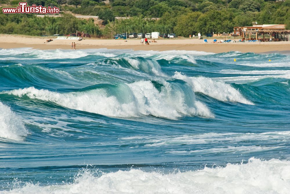 Immagine Onde perfette per il surf nei pressi di Lumio, lungo la costa della Corsica.