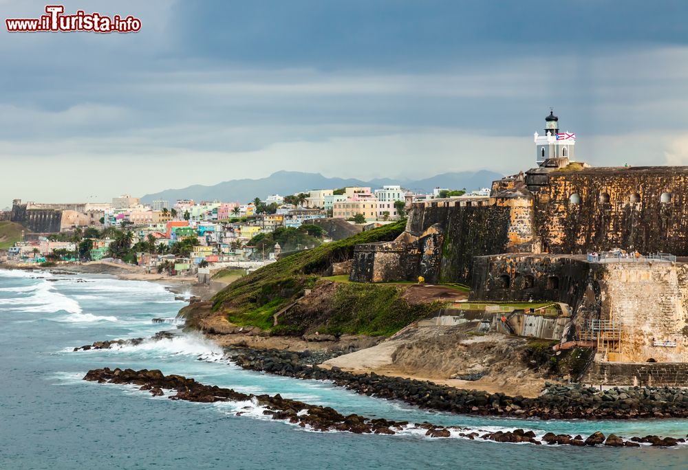 Immagine Onde si infrangono sulla spiaggia nei pressi della fortezza El Morro a San Juan, Porto Rico.