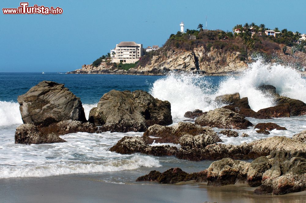 Immagine Onde s'infrangono sul litorale roccioso di Puerto Escondido, Messico.