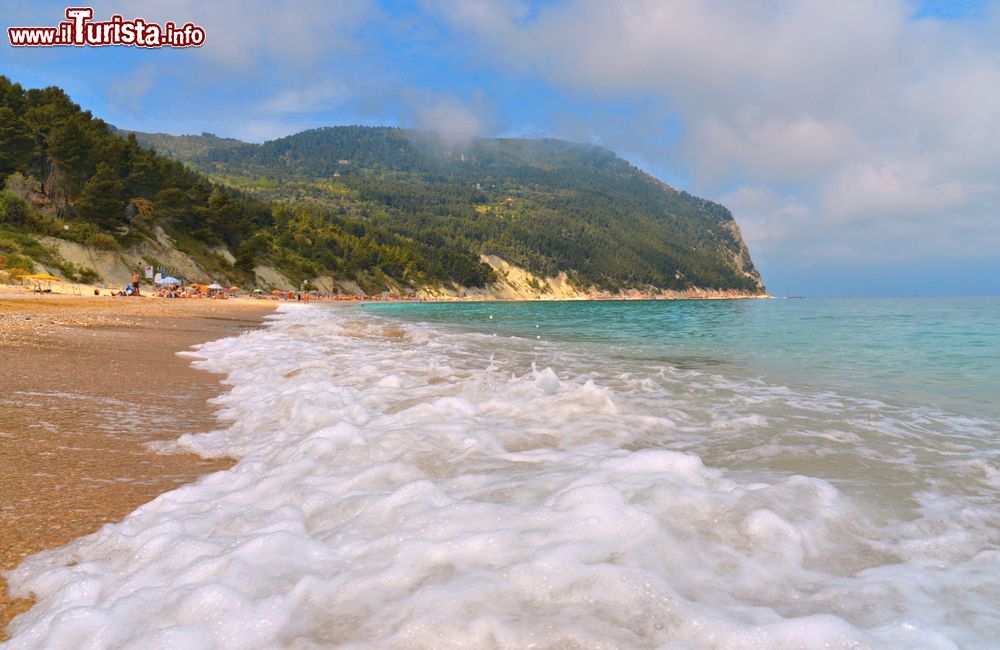 Immagine Onde sul mare limpido della spiaggia di Sirolo nelle Marche, penisola del Conero