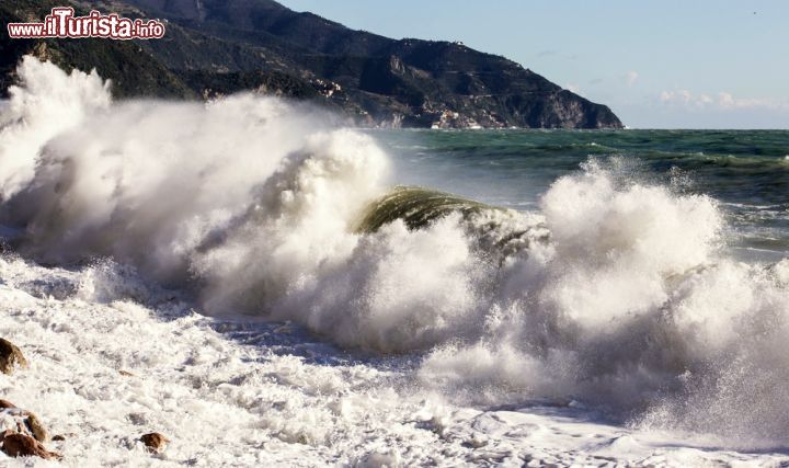Immagine Onde sulla costa di Monterosso al Mare, Liguria, Italia - Una suggestiva immagine delle onde del Mar Ligure che si infrangono impetuose lungo il tratto costiero di Monterosso © TTL media / Shutterstock.com