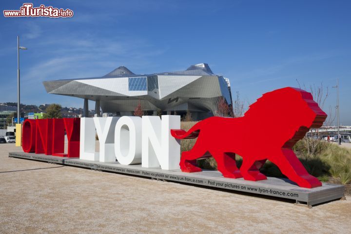 Immagine OnlyLyon, la scritta di fronte al Museo delle Confluenze a Lione, Francia. In una suggestiva struttura monumentale in vetro e metallo, questo museo propone un viaggio attraverso il tempo e i continenti per osservare il mondo che ci circonda - © prochasson frederic / Shutterstock.com