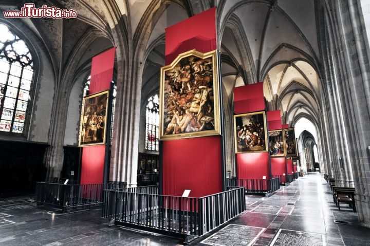 Immagine Onze-Lieve-Vrouwekathedraal, Anversa: l'interno della Cattedrale di Nostra Signora, dove sono esposte alcune tele con immagini sacre - © Antwerpen Toerisme & Congres