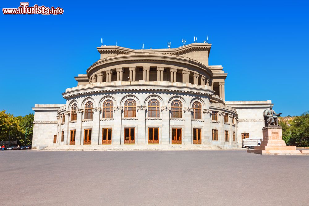 Immagine L'Opera and Ballet National Academic Theater a Yerevan, Armenia. L'edificio è stato ufficilamente inaugurato nel 1933. E' costituito da due sale concerto: l'Aram Khachaturian e l'Alexander Spendiaryan che ospitano rispettivamente 1400 e 1200 posti.