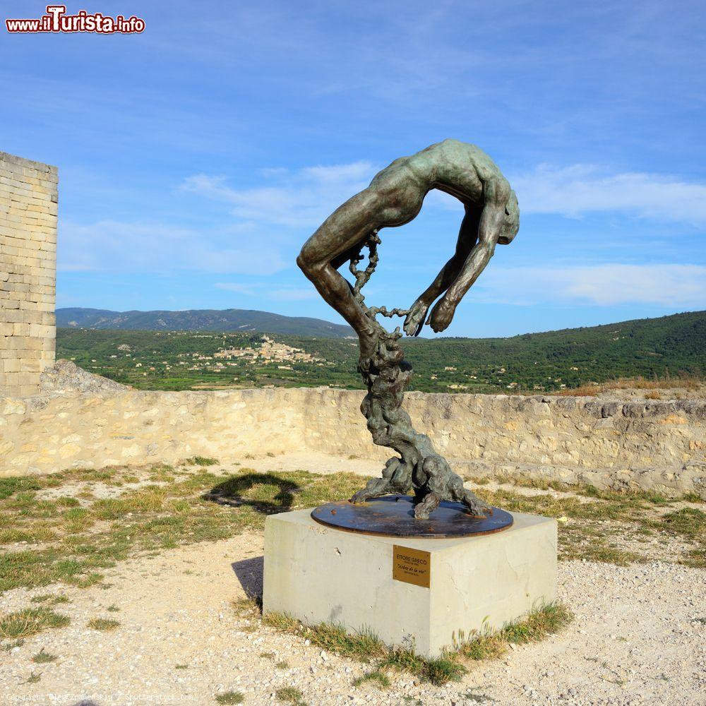 Immagine Opera d'arte al Castello dove si rifugiò il Marchese de Sade a Lacoste in Provenza - © Oleg Znamenskiy / Shutterstock.com