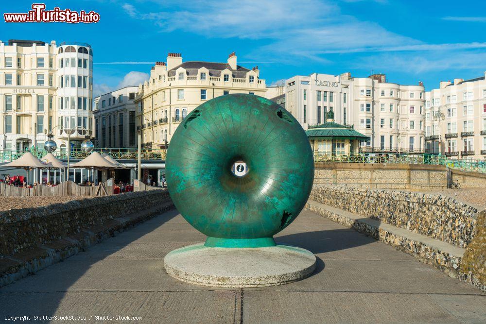 Immagine Opera d'arte dell'artista Hamish Black al molo di Brighton, Inghilterra. Sullo sfondo, palazzi antichi della città - © ShutterStockStudio / Shutterstock.com