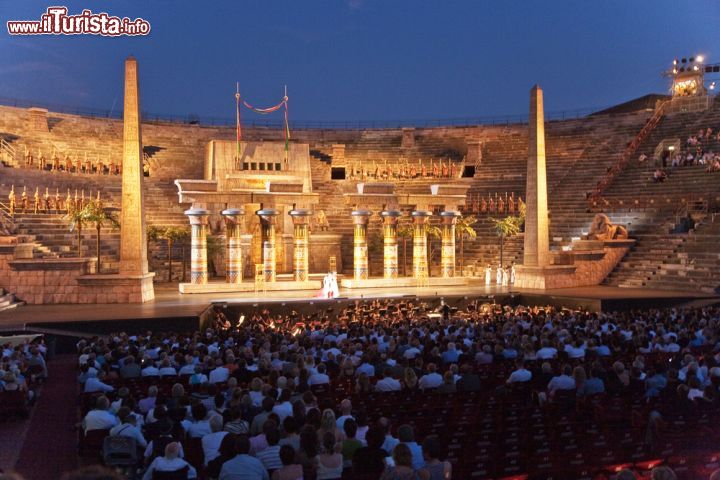 Immagine L'opera lirica al teatro di Verona - Quando si prende una location come l'Arena di Verona difficilmente si può dire qualcosa che non sia un pregio. Quando questa si trasforma nella sede madre di concerti lirici, la magia può avere inizio. Un anfiteatro romano imponente con tenori e soprani struggenti o soavi, creano infatti un mix d'impatto emotivo fortissimo - © Jorg Hackemann / Shutterstock.com