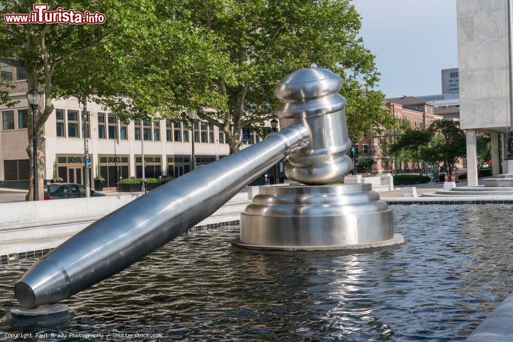 Immagine Opera scultorea in acciaio inossidabile in una fontana all'Ohio Judicial Center di Columbus, Ohio. E' stata realizzata dall'artista Andrew Scott - © Paul Brady Photography / Shutterstock.com