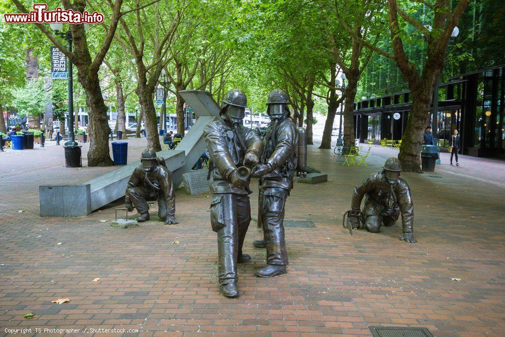 Immagine Opera scultorea in bronzo in onore dei Vigili del Fuoco Caduti, Seattle (Stati Uniti d'America) - © TS Photographer / Shutterstock.com