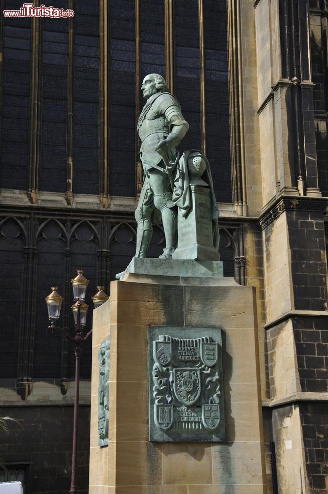 Immagine Opera scultorea in onore del maresciallo Abraham de Fabert nei pressi della cattedrale di Metz, Francia.