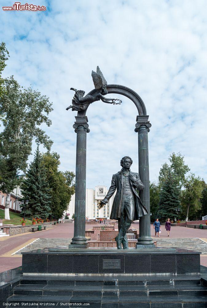 Immagine Opera scultorea in onore del poeta Alexander Pushkin a Saransk, Russia. Considerato il fondatore della lingua letteraria russa contemporanea, Pushkin è stato poeta, saggista, scrittore e drammaturgo - © Stetiukha Kristina / Shutterstock.com