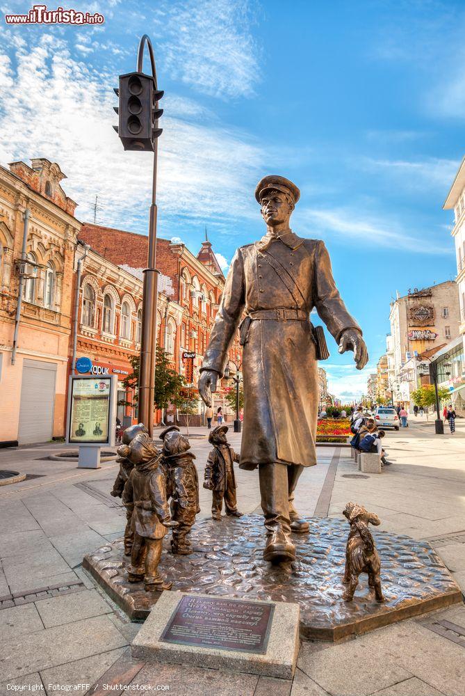 Immagine L'opera scultorea intitolata "Uncle Stepa-militiaman" in una via del centro città a Samara, Russia - © FotograFFF / Shutterstock.com