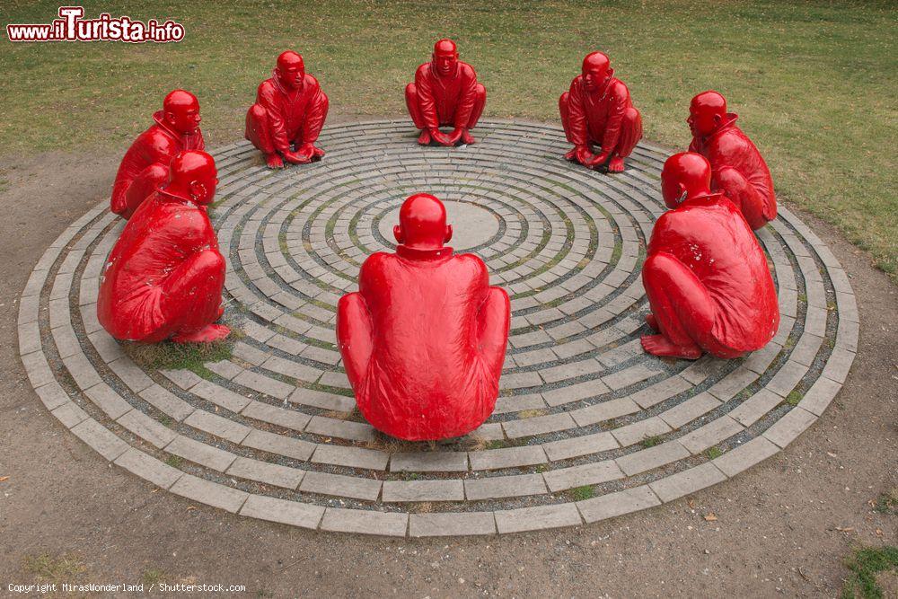 Immagine Opera scultorea nota come Meeting in una piazza di Bamberga, Germania. Si tratta di 8 uomini dipinti di rosso, rannicchiati e disposti a cerchio, realizzati da Wang Shugang - © MirasWonderland / Shutterstock.com