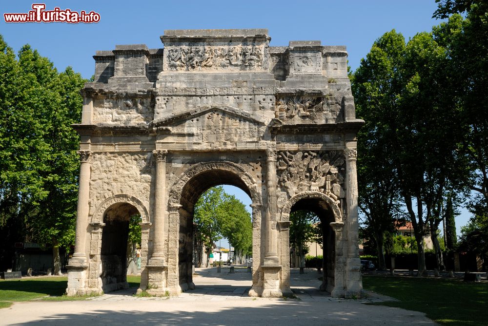 Immagine Orange, Francia: l'arco di trionfo è a tre fornici con doppio attico e corpo centrale sporgente.