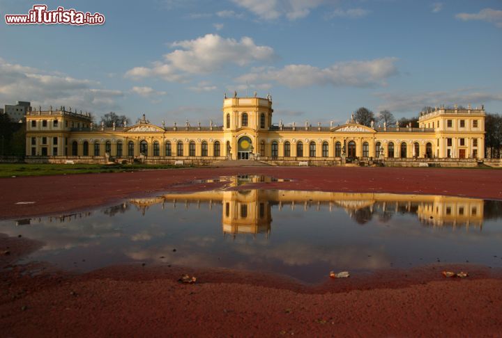 Immagine Palazzo dell'Orangerie a Kassel, Germania - Sorge nella parte settentrionale del parco di Karlsaue e a pochi passi dal centro di Kassel l'Orangerie, progettato sulla base dei modelli francesi: al suo interno è caratterizzato da lunghe gallerie un tempo utilizzate per feste e cerimonie pubbliche. La Sala di Apollo, nel padiglione centrale, è un vero e proprio gairdino d'inverno da cui deriva proprio il nome Orangerie, cioè la serra dove si usava riparare dal freddo le piante di agrumi. Oggi il sontuoso palazzo è anche sede del Planetario e del museo di fisica e di astronomia © anweber / Shutterstock.com