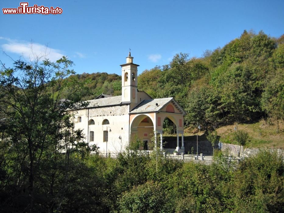 Immagine Oratorio del Saliente si trova vicino alla località di Quarna Sotto sul Lago d'Orta - © www.distrettolaghi.it