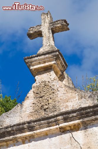 Immagine Dettaglio dell'oratorio del SS. Sacramento a Massafra, Puglia - Una croce sovrasta l'oratorio dell'Arconfraternita Santissmo Sacramento di Massafra situato fra l'antica Chiesa Madre di San Lorenzo e quella del Purgatorio: fu realizzato con strutture preesistenti del XVI° secolo © Mi.Ti. / Shutterstock.com
