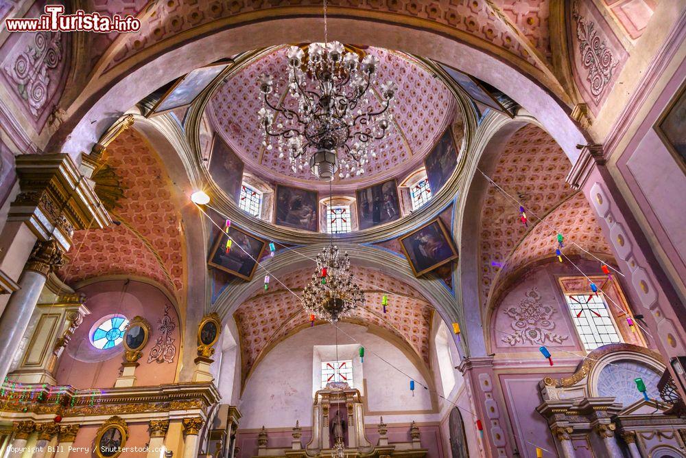 Immagine L'interno dell'Oratorio di San Felipe Neri a San Miguel de Allende, Messico. L'edificio fu costruito nel '700 - © Bill Perry / Shutterstock.com