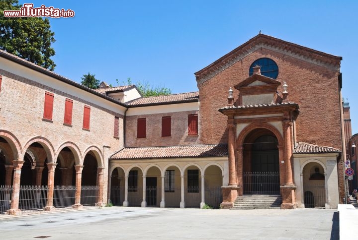 Immagine Il Monastero di Sant'Anna a Ferrara (Emilia Romagna) risale al 1429, quando il vescovo concesse a Giovanni Tavelli da Tossignano il permesso di creare un oratorio. Qualche decennio dopo divenne sede dell'Arcispedale di Sant'Anna, punto di riferimento per i malati, gli infermi, e i mendicanti, ma anche i semplici viandanti in cerca di ospitalità. Dal 1927 l'ospedale ha cambiato sede, ma presso l'antico oratorio si possono ancora visitare l'antico refettorio, la sala del camino, i chiostri e le celle dei monaci - © Mi.Ti. / Shutterstock.com