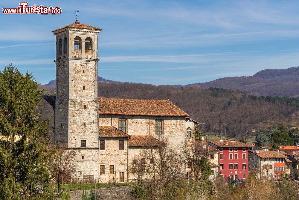 Immagine L'oratorio di Santa Maria in Valle nella cittadina di Cividale del Friuli, Udine, Italia. Noto anche come Tempietto Longobardo, questo edificio religioso rappresenta una delle testimonianze architettoniche dell'epoca longobarda meglio conservate.