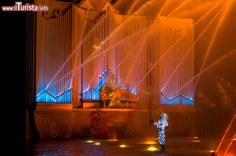 Immagine Organi di fuoco al parco tematico Puy du Fou, Les Epesses, Francia, by night.