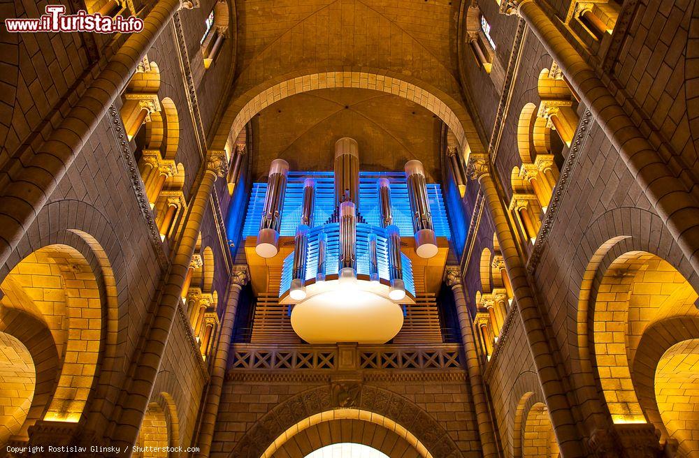 Immagine L'organo a canne della cattedrale di San Nicola a Monaco, Principato di Monaco. Questa bella chiesa consacrata nel 1875 ospita al suo interno un imponente organo a canne del 1976, successivamente restaurato e ampliato nel 2011 - © Rostislav Glinsky / Shutterstock.com
