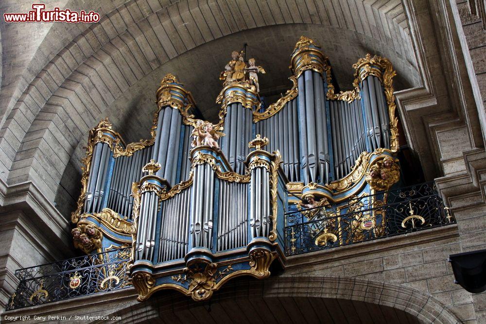 Immagine L'organo a canne della chiesa di San Giacomo a Pezenas, Francia, decorato con angeli cherubini musicisti - © Gary Perkin / Shutterstock.com