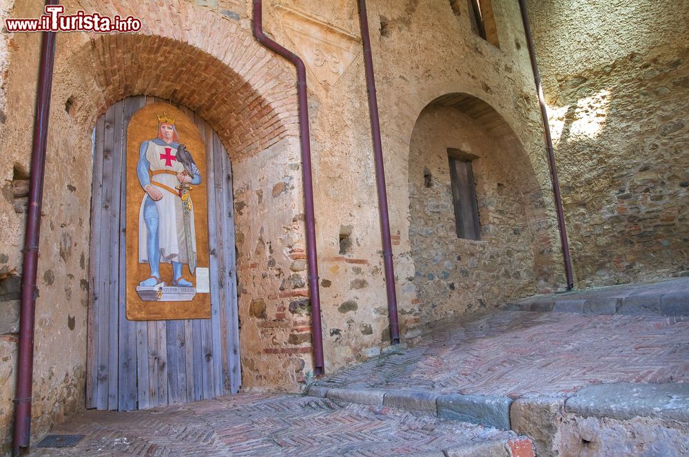 Immagine Dettaglio che richiama l'origine medievale del borgo e del castello svevo di Rocca Imperiale (Cosenza, Calabria).