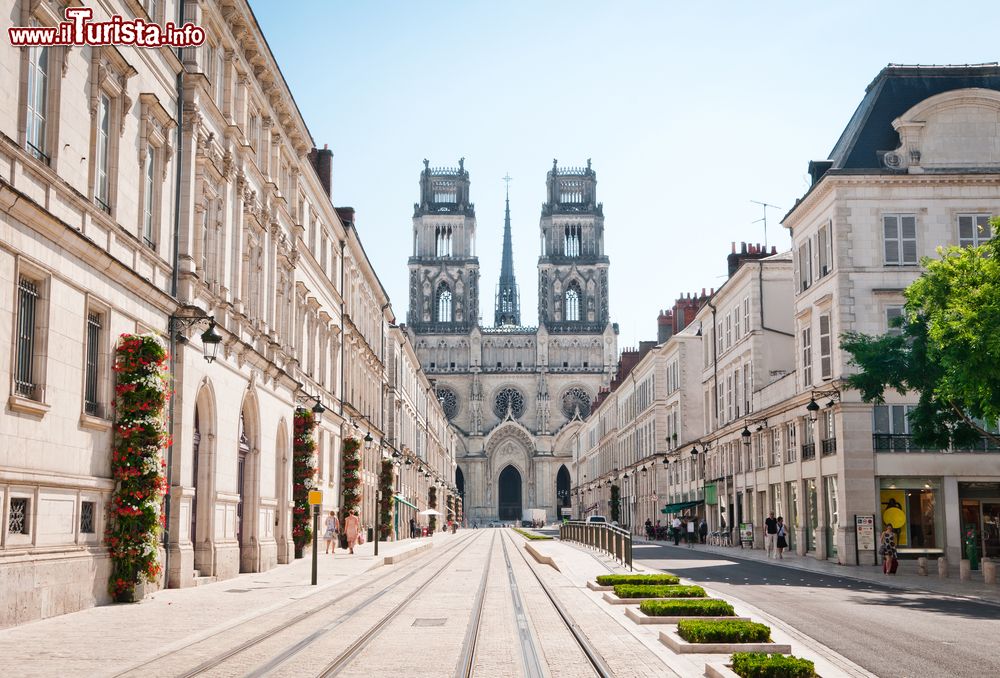 Immagine Orléans, Francia: un tratto della strada che conduce alla cattedrale di Santa Croce.
