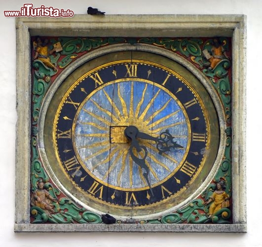 Immagine L'orologio della chiesa Puhavaimu Kirik è il più antico di Tallinn, creato nel 1684, ma la torre che lo ospita è ancora più datata: fu aggiunta nel 1433 alla chiesa gotica del milletrecento - © PixAchi / Shutterstock.com