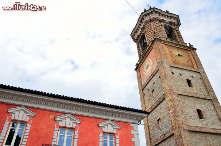 Immagine L'orologio del campanile a La Morra, Cuneo, Piemonte. Sullo sfondo, la facciata dai colori vivaci di un antico edificio